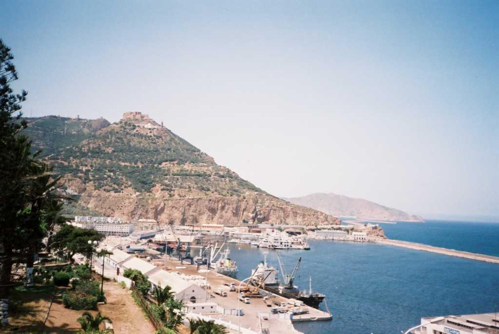 PORT D ORAN VU DE LA PROMENADE DE L ETANG MAI 2005.jpg